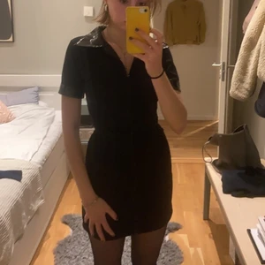 Riktigt cool klänning - Extremt cool y2k klänning med lack detaljer på kragen och ärmarna. Den har en dragkedja som går hela vägen ner så man kan göra den hur sexig eller osexig man vill. Jag är 165 cm strl 34/36 och den sitter prima på mig. Endast anvönd 1 gång