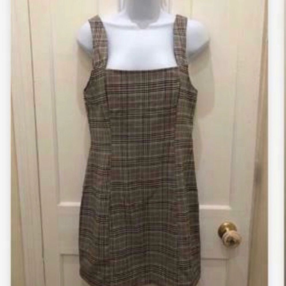3 dresses in excellent condition size 8/10 all 3 haven’t been worn I bought them online. 1st dress size 8 2nd dress 8 3rd dress 10 with tags Prices are £10 each 1st 2nd dresses 3rd dress is £35 . Klänningar.