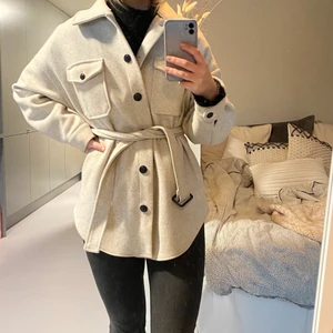 Nelly jacka, ljus beige - En oversize jacka/kort kappa från Nelly! Supersnygg färg som passar till allt! Funkar både höst, vinter och vår, är det lite kallare ute får man enkelt plats med en tjockare tröja under. Det är storlek 34, men passar även storlek 36 och 38 då den är så oversize.