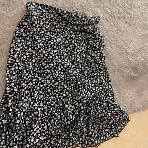 Kjol - En kjol från SHEIN använd en gång. Storlek xs/s bättre bild kan fixas vid intresse. Kan fraktas men köparen står för frakten