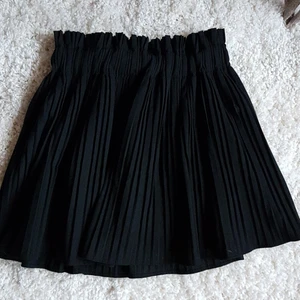 Kjol - Svart kjol med "inbyggda" tunna shorts. Den är ganska "stor"/har tjockt tyg. Stl S men passar M. Fint begagnat skick, inte använd så mycket. Köparen står för frakt.