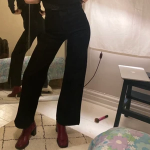 Weekdayjeans - Säljer mina fina svarta jeans från weekday! Insytt pressveck på båda benen. Tyvärr har de en fläck på vänster sida, sänkt pris pga detta. Passar mig sommar 36/S perfekt trots stel 34