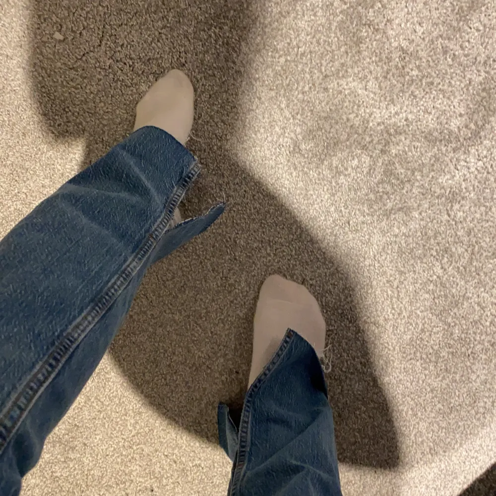 Säljer mina helt nya och super fina jeans på zara med slit. Säljer för jag har ett par exakt likadana. Jag är 167 o dom är perfekta! Även av klipprars ifall man är kortare. . Jeans & Byxor.