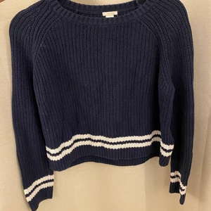 Stickad tröja  - Lite urtvättade på vissa ställen därav priset. Strl M men passar mig som vanligtvis bär S💖