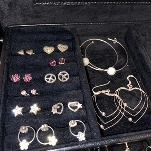 äkta silver örhängen - säljer mina superfina äkta silver örhängen 💘 kan köpas per styck eller fler :) alla rengörs före köp. styckpris (par) är 39 men pris kan diskuteras! 