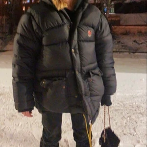 Fjällräven jacka❤️ - En fjällräven jacka i ny skick har används ett fåtal gånger är väldigt trendig och är svår att fy tag på.Pris kan diskuteras❤️