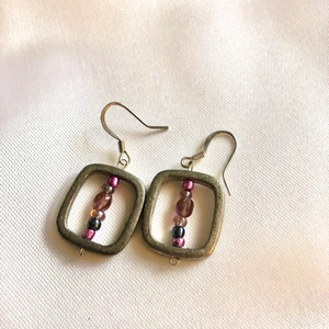 Handgjorda örhängen - Handgjorda örhängen i metall, silver och glaspärlor. Aldrig använda.