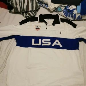 Ralph Lauren tröja - Jättesnygg Ralph Lauren tröja som köptes för 2200 på Care of Carl när de var ute för limited edition. 100% äkta. Använd max 3 gånger och har ej fläckar eller skador. Kolla i min profil för att se fler liknande tröjor från samma märke, kontakta för paketpris mm. Köpare står för frakt 