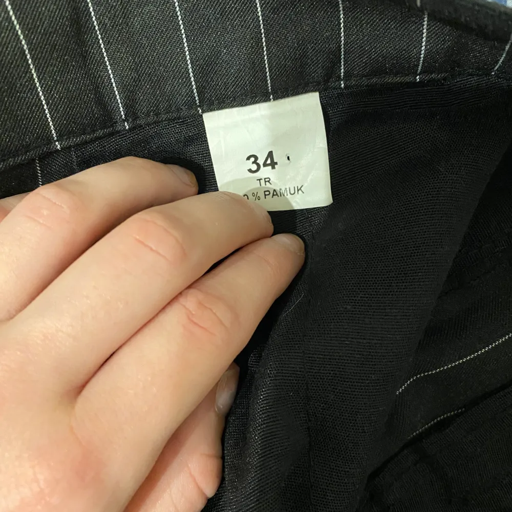 Svart vitrandiga kostymbyxor i storlek 34. Har flera liknande därför säljer jag, dom är i bra skick! Skriv vid frågor🤍🙏🏻. Jeans & Byxor.