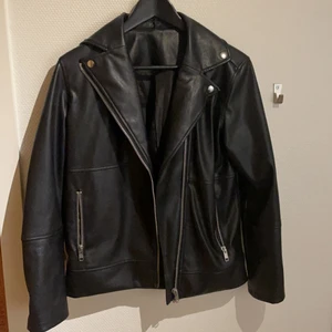 Skinnjacka  - As najs skinnjacka från Monki. Storlek XXS men är oversized i modellen så sitter även snyggt på mig med XS. Säljer då jag har andra jackor jag använder mer. 175 kr + frakt! Kan annars mötas upp i Sundsvall 🤩