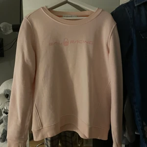 Sail racing ljusrosa collagetröja - Ljusrosa college tröja från sail racing. Endast använd ett fåtal gånger med ett mycket bra skick. Jag skulle säga att det är en liten L, den passar alltså både en L och M