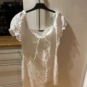 Söt klänning  - Fin vit klänning. Aldrig använd pga passar ej, från Shein, köpte för 180 kr men säljer den för 50kr