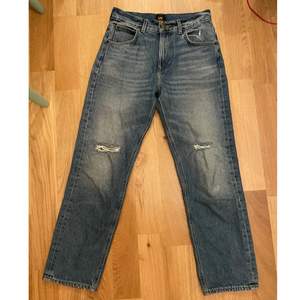 Lee jeans i modell Loose Straight med hål på knäna, Storlek W28 L32 