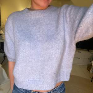 Superfin stickad kortärmad tröja från Zara, köpt för en månad sen så superfint skick! Säljer för 300kr + 66kr frakt 💗