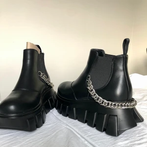Ankle boots  - Helt nya! Jag beställde två utan att mena det 😅. Kedjorna går att ta bort om man vill det. Original pris var 700kr. 
