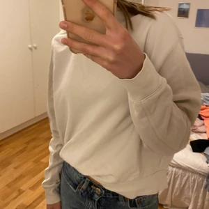 Beige sweatshirt  - Beige sweatshirt från Weekday. Mycket fint skick. 