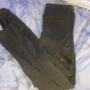 Militär gröna jeans små i benen men stor i midjan (en knapp borta vid ben fickan) kan såklart mötas upp men om den ska skickas står köparen för frakten<3