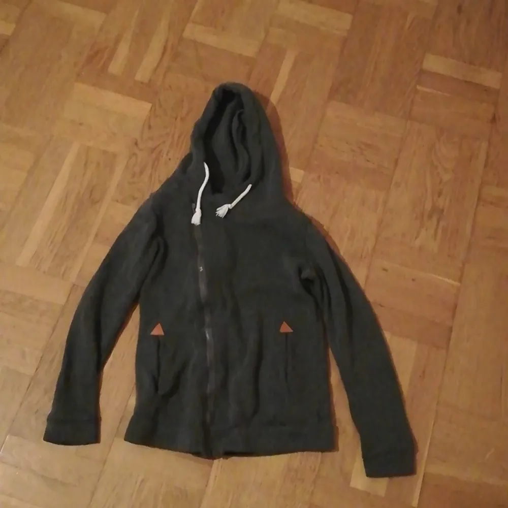 S/M dragkedja på vänstra sidan knappt använd. Hoodies.