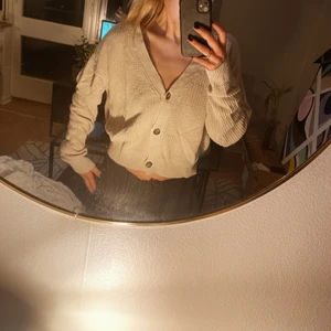 Stickad beige kofta - Stickad beige kofta från Lager157. Med knappar. Gott skick. Storlek L.