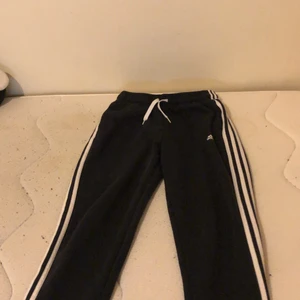 Adidas byxor storlek 164 - Oanvädnda har bar legat i min garderob har provat en gång skriv om du har frågor sköna mjukisbyxor  