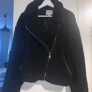 Jacka  - Mysig jacka från NA-KD sällan använd, inköpspris ca 600 kr🌸 haft lite problem med dragkedjan som fastnat och inte fått loss, så har satt på den som en tröja 