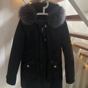 Woolrich jacka - Sparsamt använd, kan behöva tvättas. Ny pris ca 8000kr köpt på NK. Pris kan diskuteras vid snabb affär. Inga skam bud