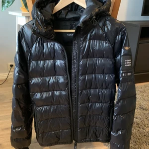 Dunjacka från Peak Performance storlek M - Dunjacka från Peak Performance i mycket fint skick. Storlek M, färgen svart men går mot marinblått. Skriv för fler bilder! 