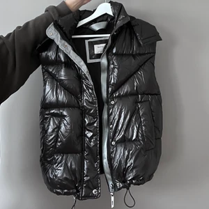Väst  - Säljer denna väst då den inte används! Knappt använd! Storlek s men den är oversized ❤️‍🔥❤️‍🔥