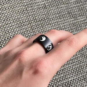 Jing & Jang ring  - Oanvänd ring i plast i motivet av Jing och Jang. Diametern är 17,5 mm. Köp nu!