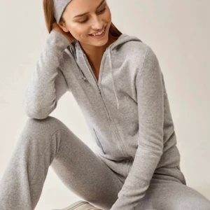 Soft goat zip up - Säljer mig grå soft goat zip up i super fint skick skriv för egna bilder❤️kan tänka mig att byta mot en annan färg i s eller m 