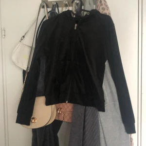 Svart gina kofta  - Säljer min super sköna kofta ifrån Gina Tricot. 