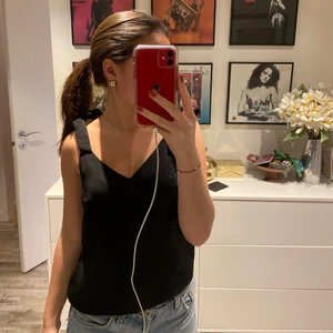 Svart top - Fint svart linne med knyten på axlarna som man kan anpassa. Knappt använd. Jätte skönt material. Budgivning om fler är intresserade. Köpare står för frakt👍🏼