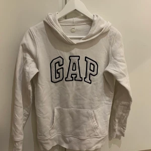 Gap hoodie XS - Vit Hoodie från GAP med fint brodyr. Storlek XS, Skick 8/10