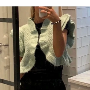 Stickad väst - Säljer denna fina väst från zara❤️‍🔥❤️‍🔥 används tyvärr inte längre men så snygg att bära upp till saker. 150kr+ frakt ❤️