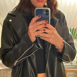 ”Skinnjacka” från Monki, storlek M - Säljer min skinnjacka från Monki som bara är annvänd någon gång. Så den är i bra kvalitet❤️. Möts gärna upp i Stockholm eller Södertälje, annars står köparen för frakten🥰🥰 Nypris: 600 kr. 