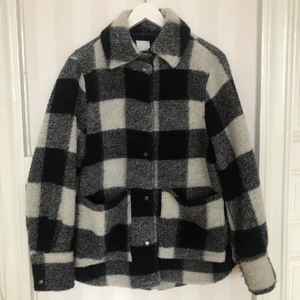 Ulljacka - Storlek S. En snygg och varmt jacka i ullblandning. Bra skick då den inte kommit till stor användning. Oversized passform, sitter som en M ungefär. Köpt på dam men fungerar bra som unisex. Perfekt till höst och vinter och vår!