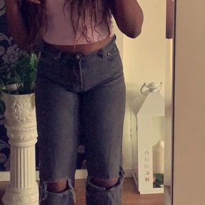 Junkyard nevermind jeans strl 27  - Svarta nevermind jeans från junkyarnd i strl 27 ganska högmidjade men inte för mkt 💓 i perfekt längd för dem som är 160-164 cm långa 👍🏽 säljer dem för 262kr med frakt ☺️