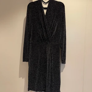 Glitterklänning - Fin glitterklänning, djup v ringning både bak och fram. 200kr stl L