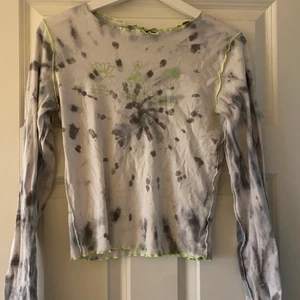 Batik tröja - Säljer min batikade tröja från Urban outfitters, den har snygga neon detaljer i sömmarna och ett tryck på bröstet🥰