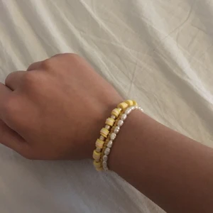 Armband - Säljer dessa armband av lerkärlet och sötvattenspärlor! Justerbara😇