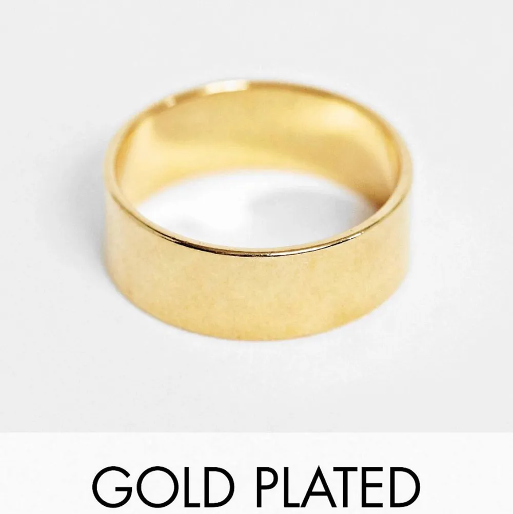 Super trendig ring från ASOS med 14 k guldplätering Perfekt touch för en perfekt finish  Guldfärg Enkel design Slät ring Ringens insida har diameter: M: 19 mm. Accessoarer.