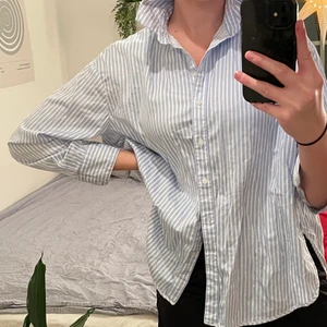 Randig skjorta  - Såååå fin blå-vitrandig skjorta från hm!💖 fint skick!