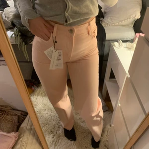 Helt nya rosa zara jeans  - Säljer dom snygga slutsålda zara byxorna i rosa, aldrig använda endast provat, dom är i storlek 38 köpta för 399