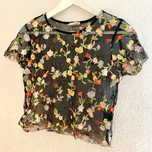 Urban outfitters top  - Mesh top från urban outfitters med fina broderier. 