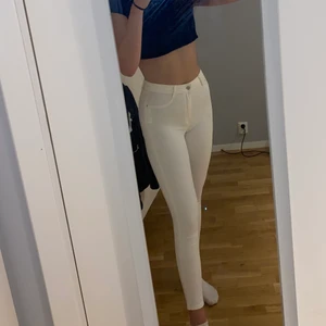 Gina Tricot Jeans,Storlek L - Har endast använd dessa byxor en gång och de är jättebekväma på och de formar kroppen väldigt bra.Jag är 180cm så de är lite korta för mig i längden men jeansen är high waisted,Molly Jeans.Skriv gärna vid intresse❤️Priset kan såklart diskuteras😊