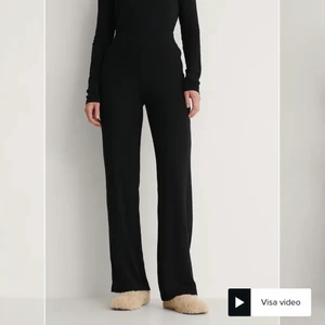 Ribbade mjukisbyxor NAKD - Visa ribbade mjukisbyxor från NAKD. I gott skick och storlek S