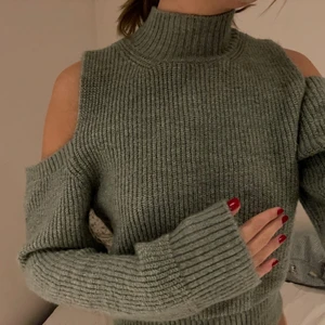 stickad tröja  - Grön stickad tröja ifrån Ginatricot med öppna axlar. Super mjukt material och inte alls stickig. I väldigt fint skick! 🤝😋