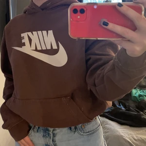 Nike tröja i storlek L - En Nike tröja som jag själv färgat brun från grön och därför har dem en fläck på ryggen, säljer då jag aldrig använt den.