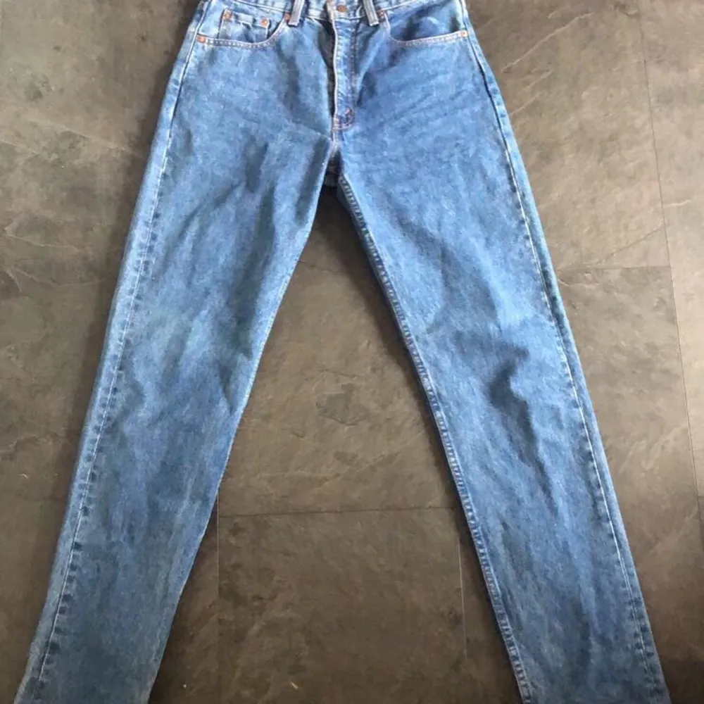 Säljer dessa riktigt snygga Levi’s jeans i modellen 503💞 Dom är i storlek 31/34 och sitter snyggt på mig dom i vanliga fall bär storlek 36 och 34 (S). Jag är ca 165 cm och på mig är dom för långa vilket är varför jag säljer de☺️ 250kr+frakt. Jeans & Byxor.