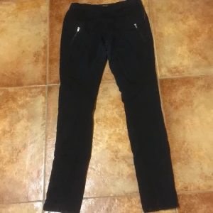 Snygga byxor med dragkedjor - Fina marinblå byxor utsmyckade med många detaljer särskilt dragkedjor